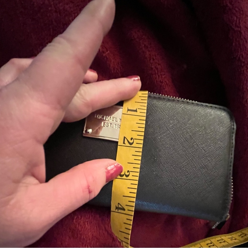 Micheal Kors Large brown zip leather wallet inside zip holds most phones - Picture 8 of 11